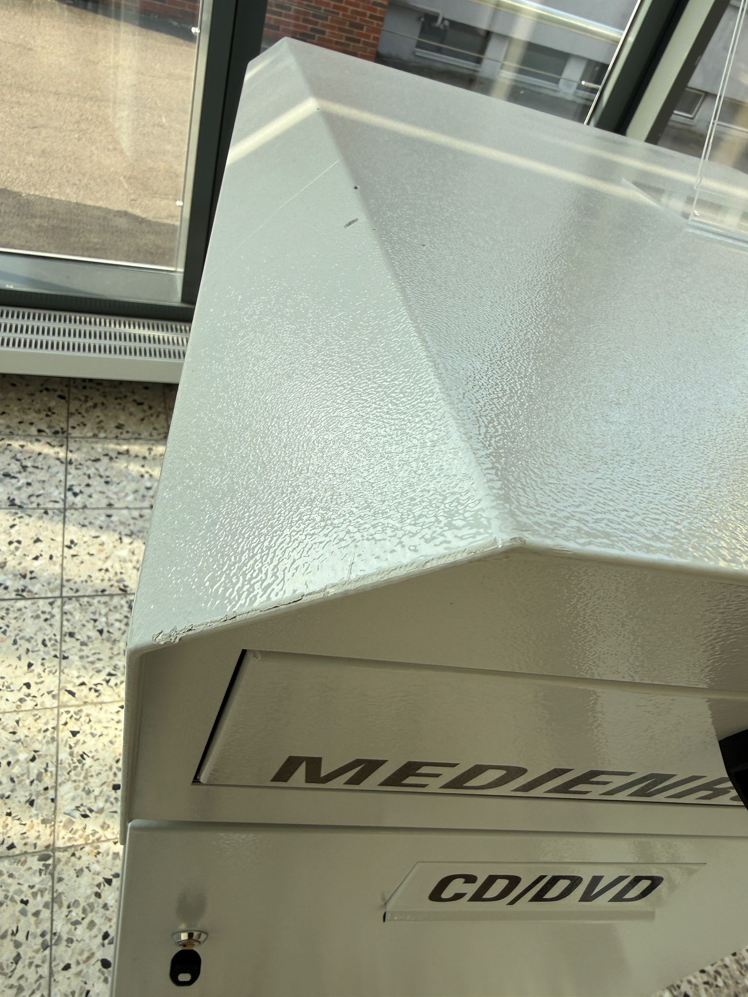 [Ausstellungsstück] OUTDOOR Medienrückgabebox in RAL 7035 Lichtgrau / 2 Klappen