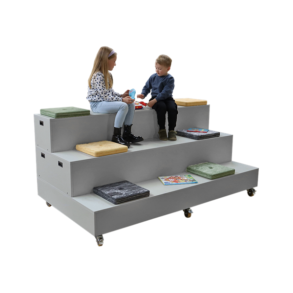 Sitzpodium und Bühne