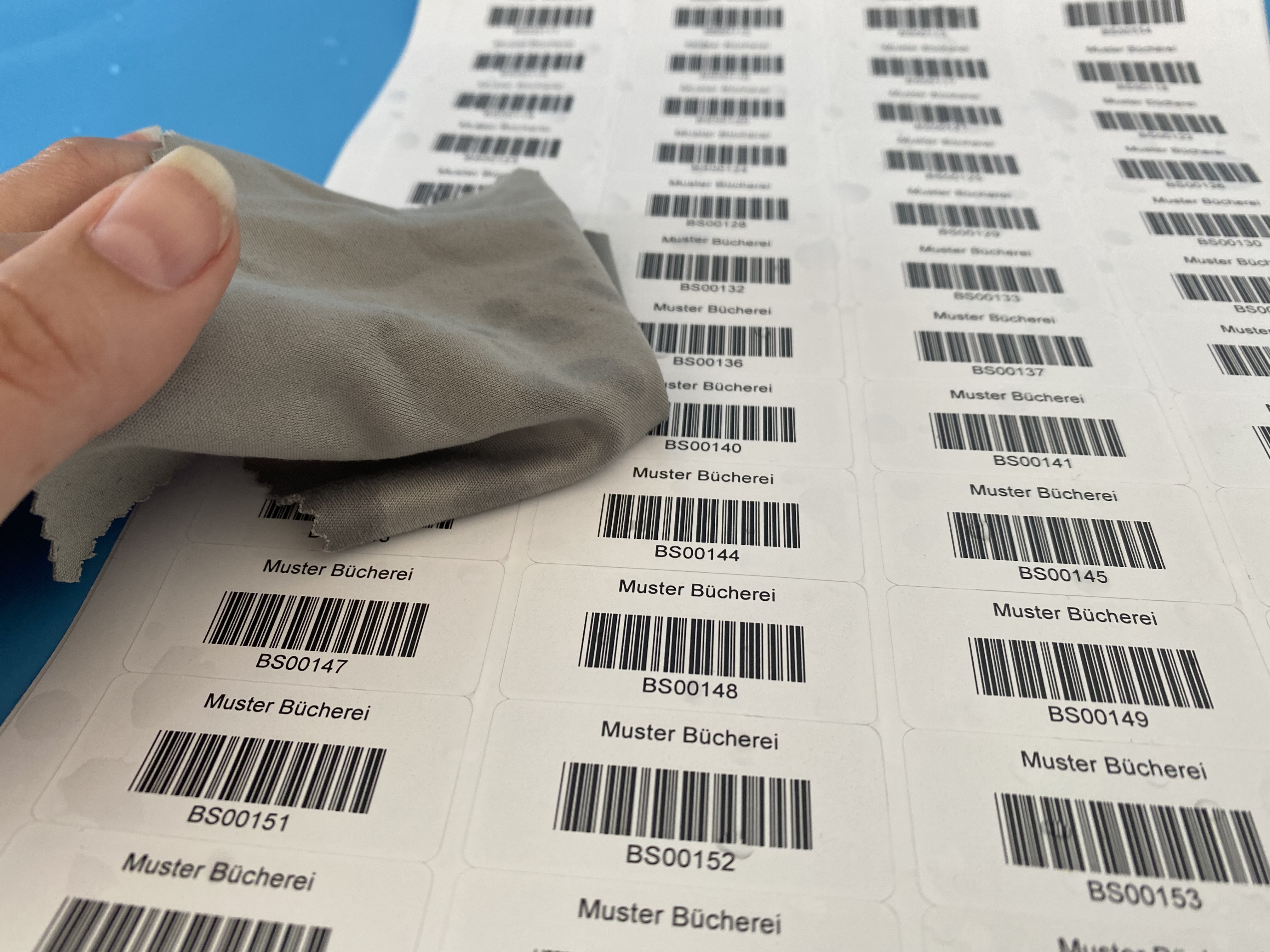 wischfeste, individuell bedruckte Barcode-Etiketten auf Bögen