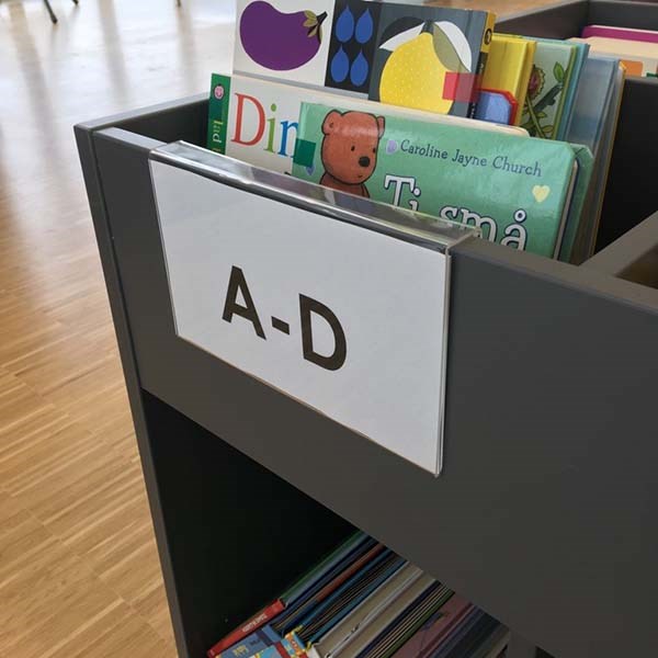 Hängendes Acrylschild für Büchertröge