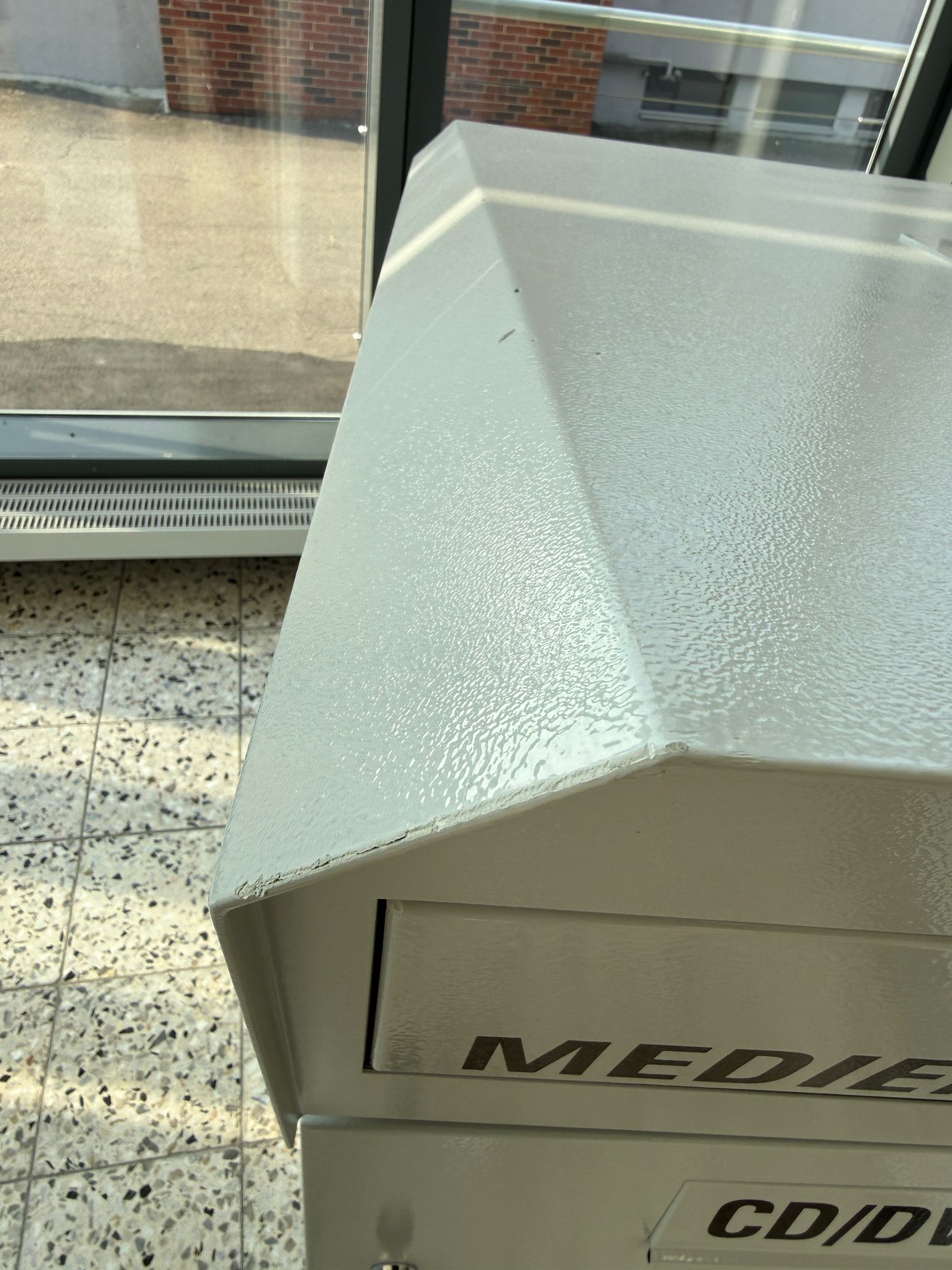 [Ausstellungsstück] OUTDOOR Medienrückgabebox in RAL 7035 Lichtgrau / 2 Klappen