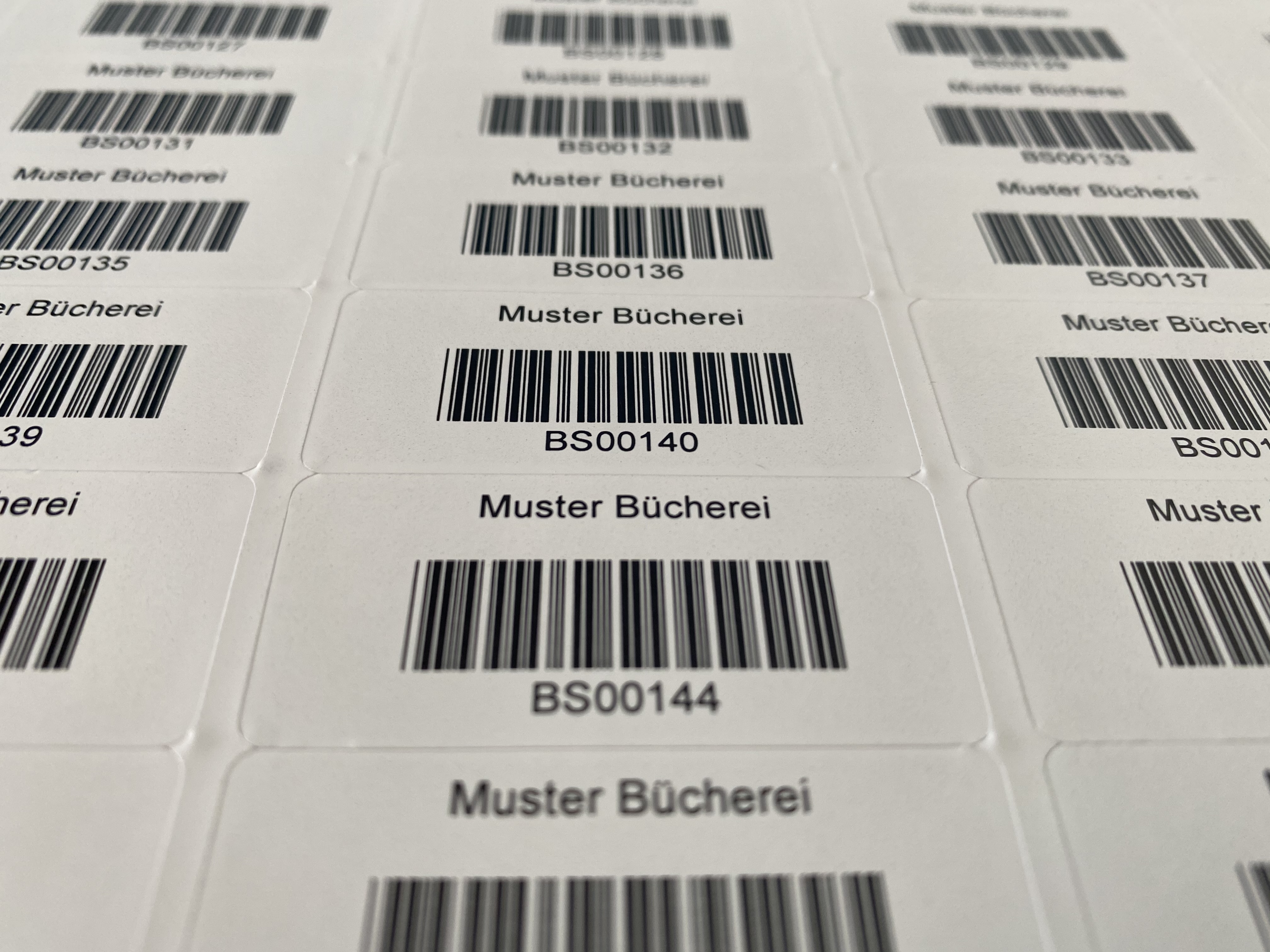 wischfeste, individuell bedruckte Barcode-Etiketten auf Bögen