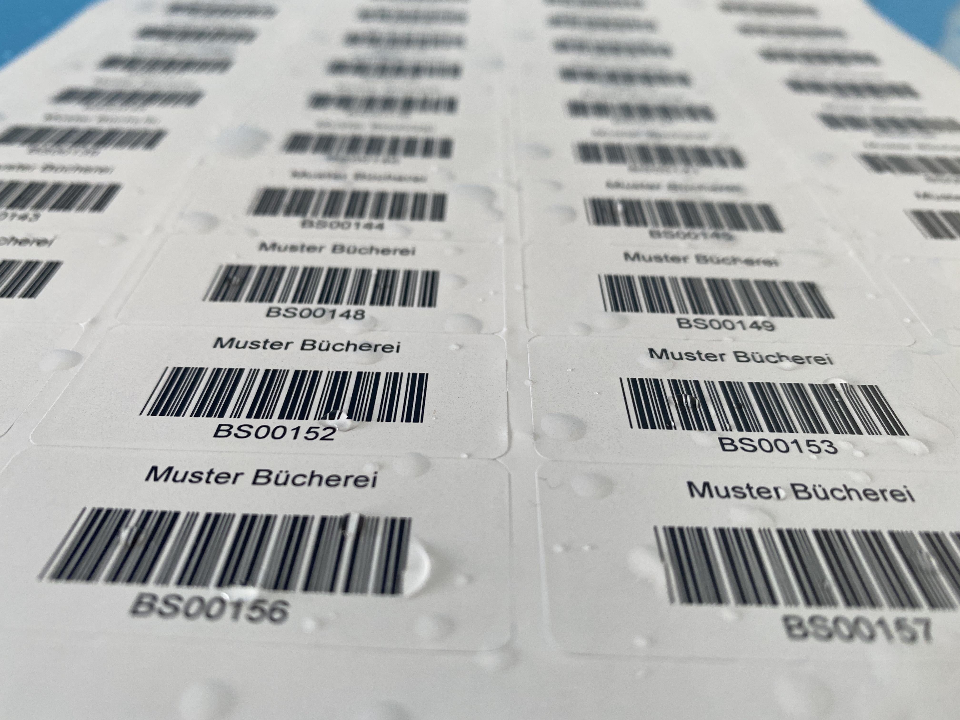 wischfeste, individuell bedruckte Barcode-Etiketten auf Bögen